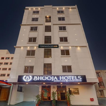 Townhouse Oak Bhooja Hotels Hyderabad Exterior photo
