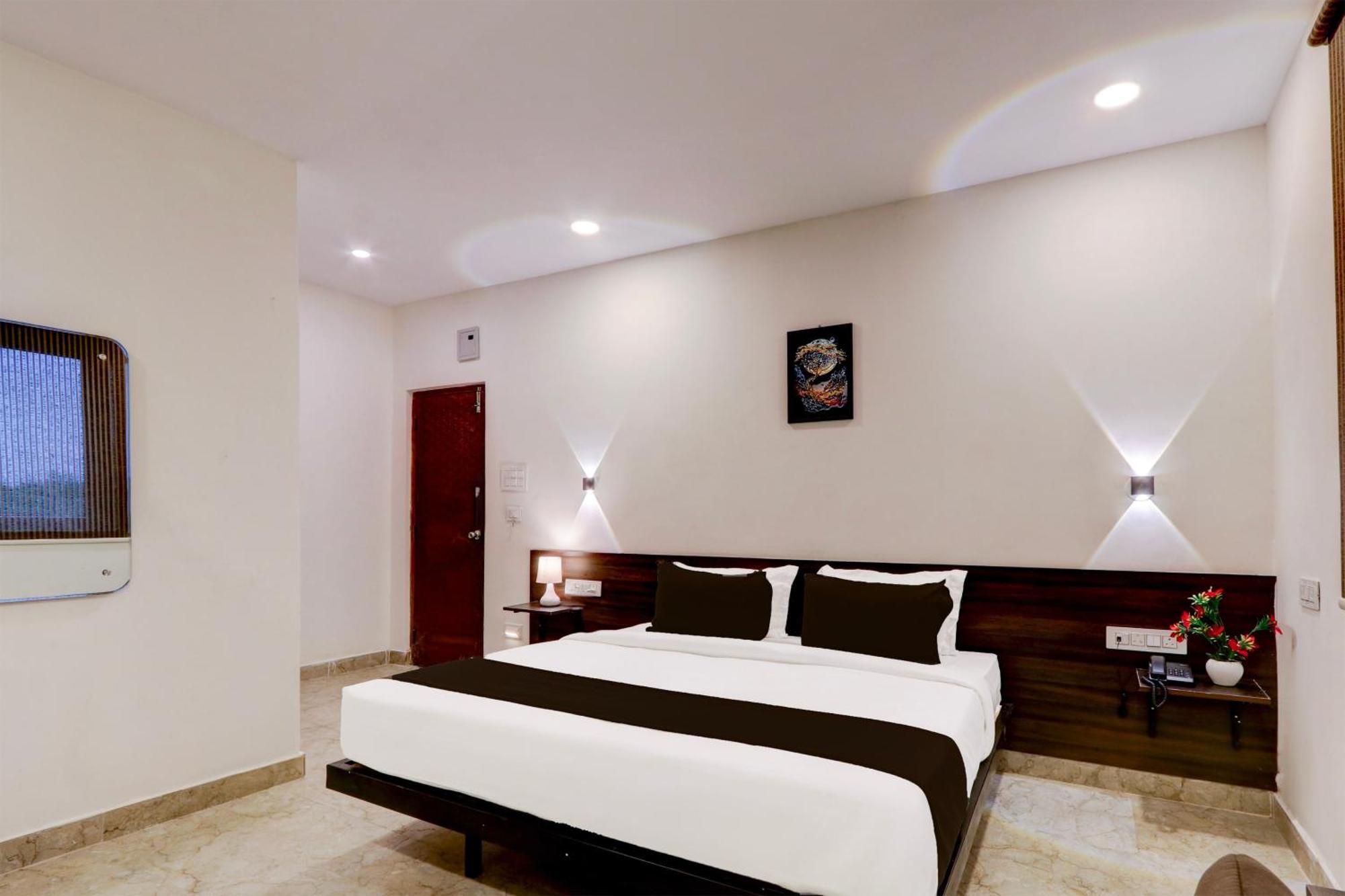 Townhouse Oak Bhooja Hotels Hyderabad Exterior photo