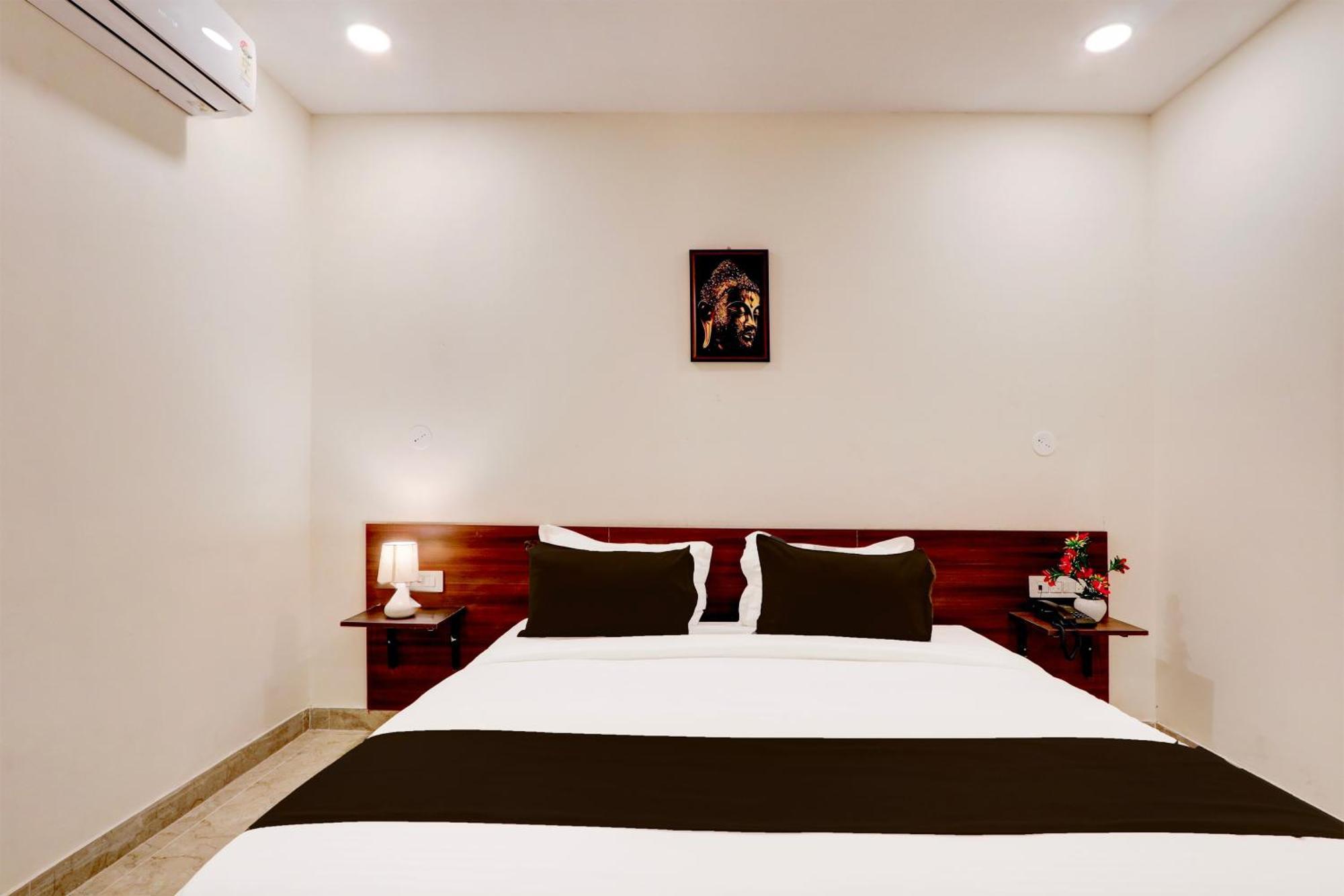 Townhouse Oak Bhooja Hotels Hyderabad Exterior photo