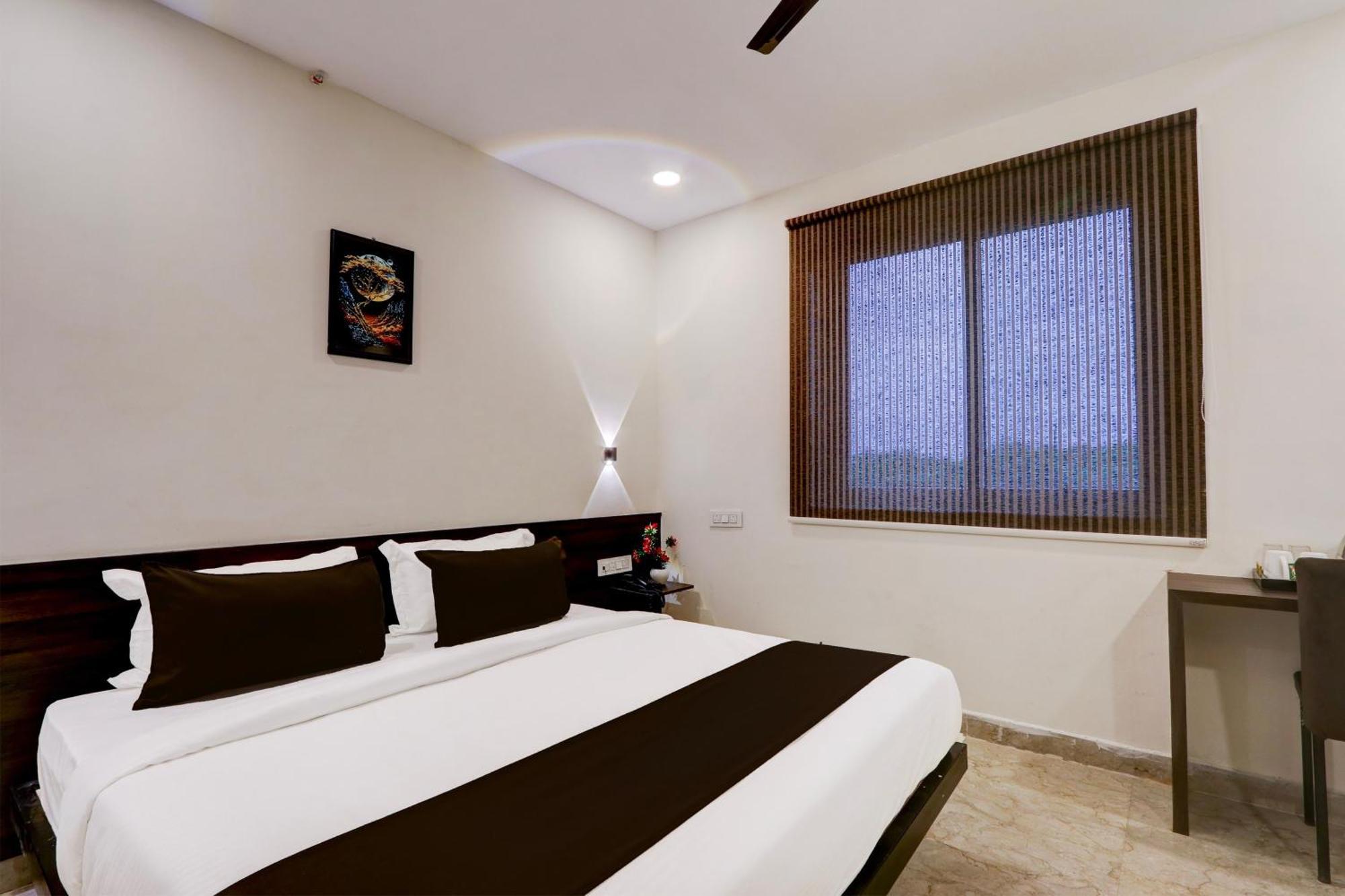 Townhouse Oak Bhooja Hotels Hyderabad Exterior photo